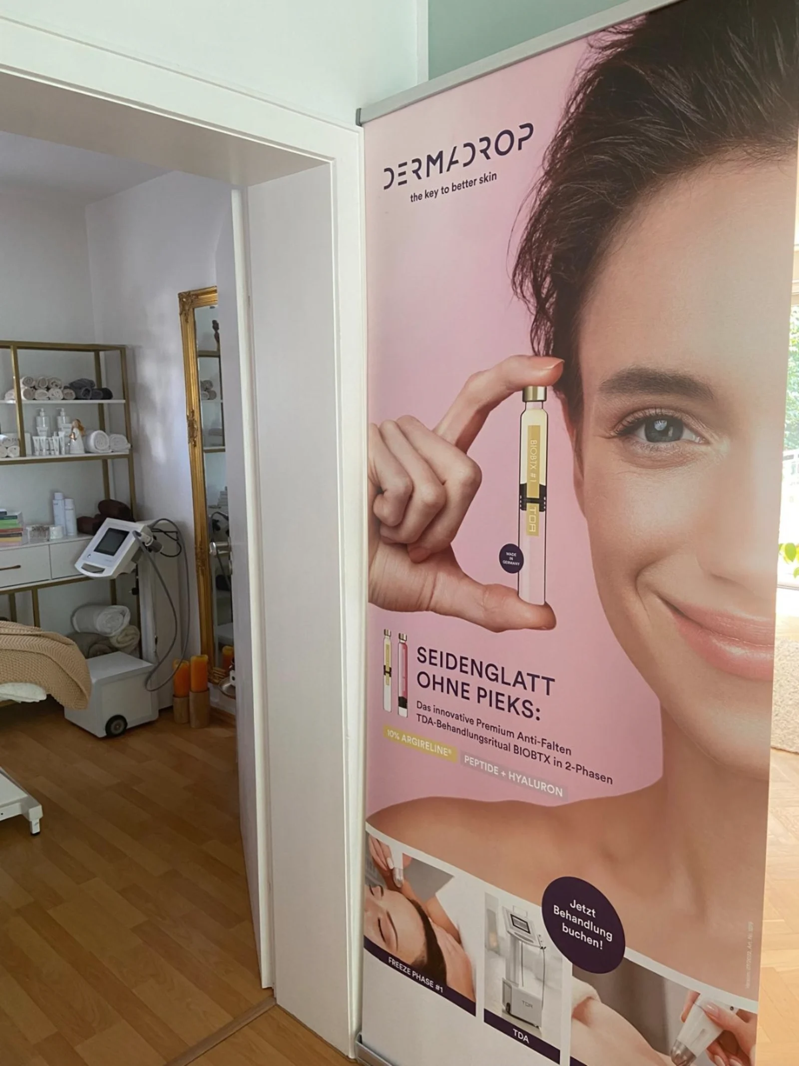 DERMADROP Rollup mit Blick in den Behandlungsraum
